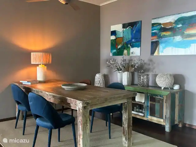 Table à manger détaillée à l’intérieur